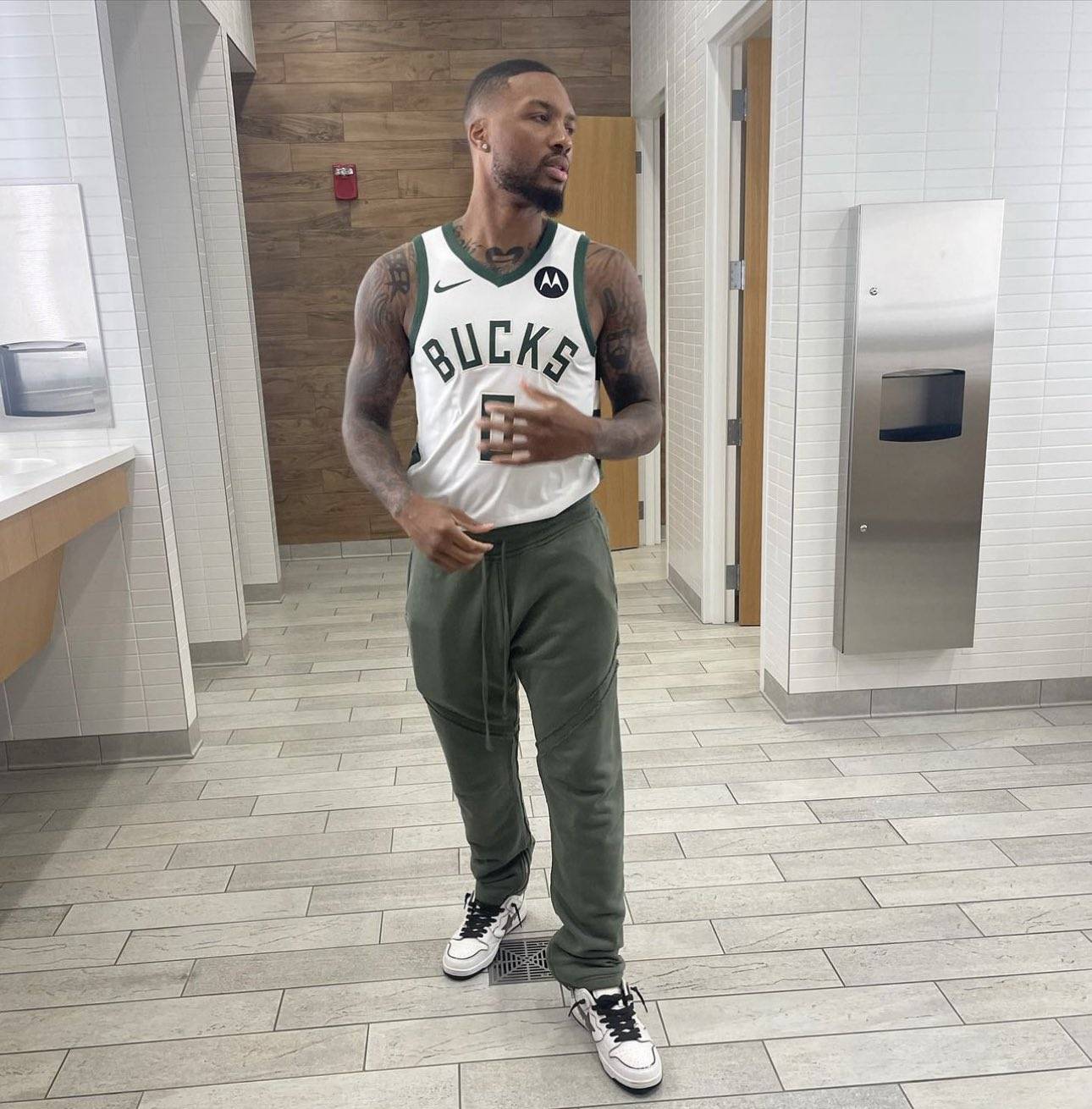 亚博体育包含密尔沃基雄鹿训练开放日，赛前复出首秀引欢呼，中超在即，年轻球员得到机会的词条