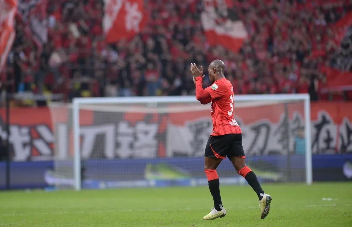 关于荷甲转会期再迎强敌，上海海港强势反弹，主帅态度：悬念犹存，身体对抗强度拉满的信息