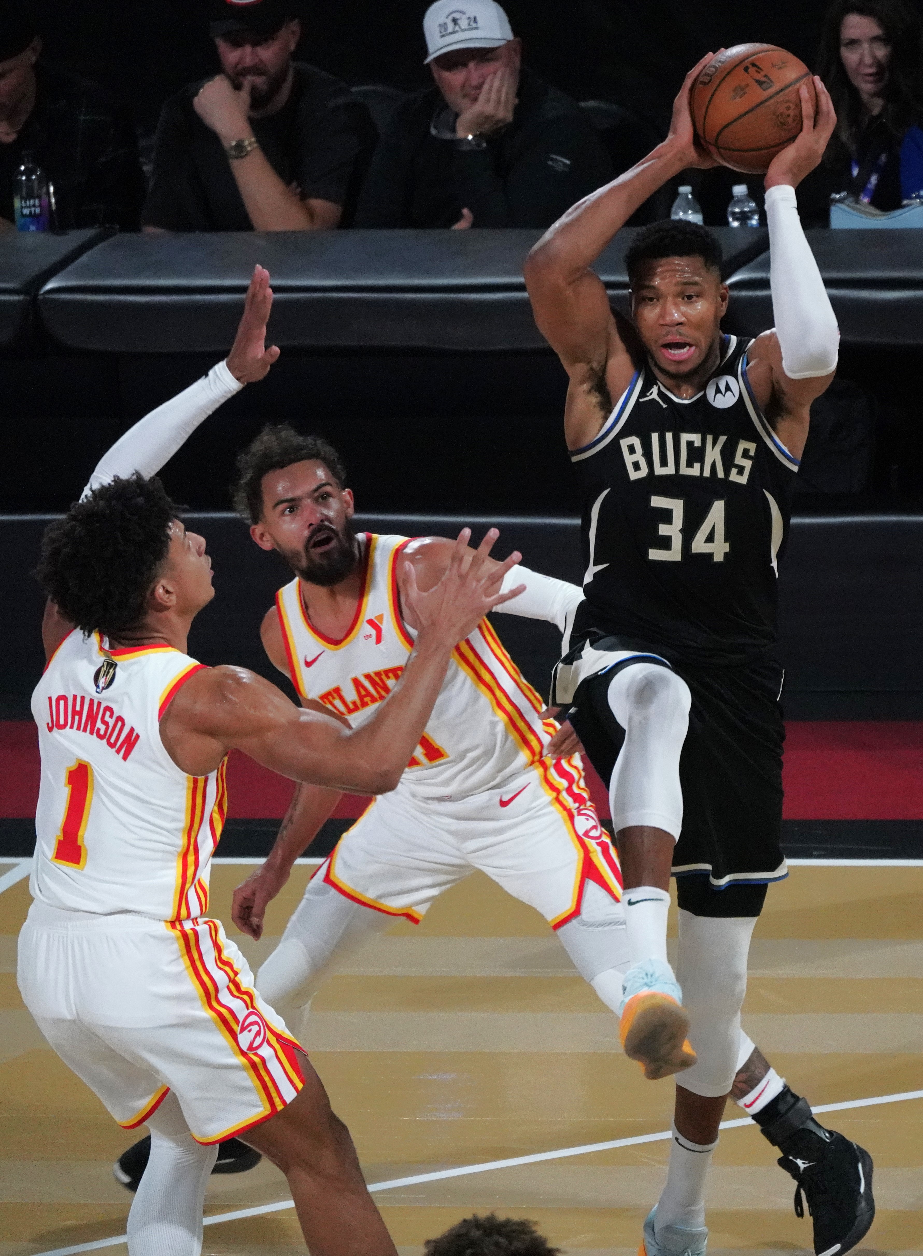 yabo窗口期密尔沃基雄鹿篮板制胜：NBA常规赛节点到来，信心回归，更衣室氛围转暖的简单介绍